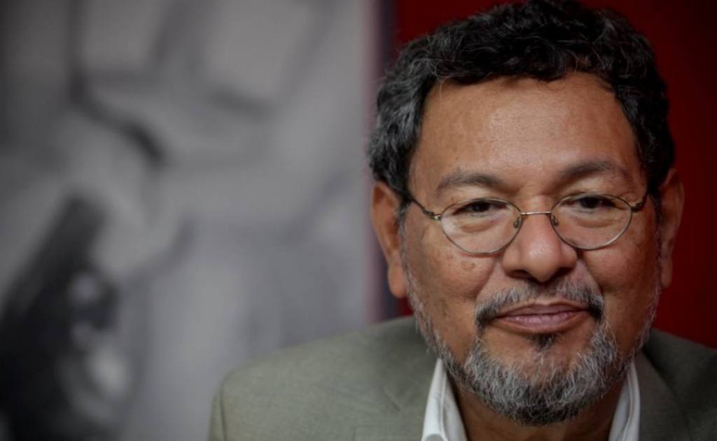 Besar al detective, de Élmer&nbsp;Mendoza